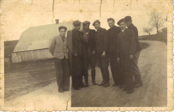 Hieronim Bednarski (drugi z lewej) w towarzystwie kolegów. Racławówka lata 40. XX w. (Kopia ze zbiorów autora)