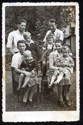 Józef Rzucidło i Hierownim Bednarski wraz z rodzinami. Szybowice 1950 r. (Fot. ze biorów autora)