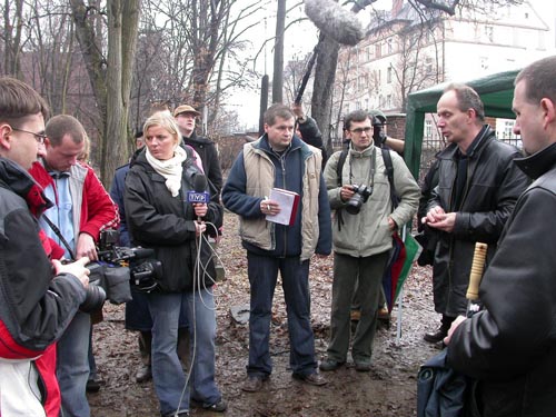 Uczestnicy ekshumacji szczątków Hieronima Bednarskiego (Fot. ze zbiorów autora)