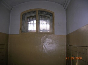 Areszt Śledczy i więzienie w Opolu. Wnętrze celi w pawialonie, gdzie przetrzymywano skazanych na KS (Kopia ze zbiorów autora)